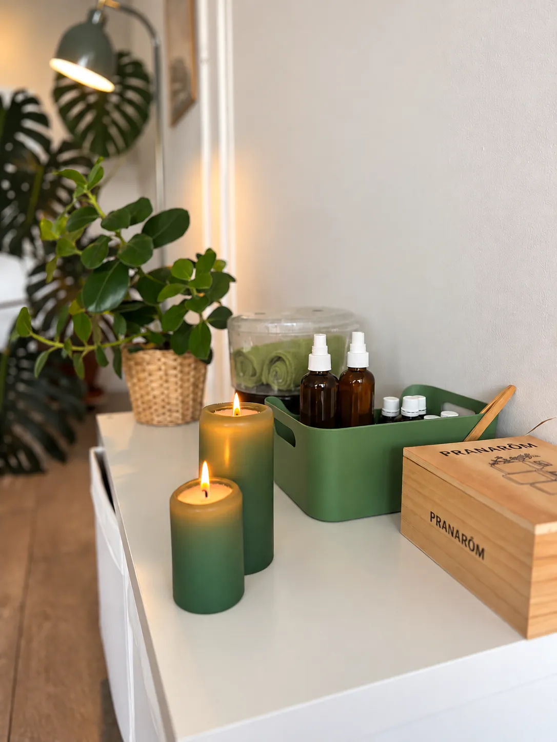 Le cabinet d'Oksana à Bayonne : bougies, plantes et huiles de massage