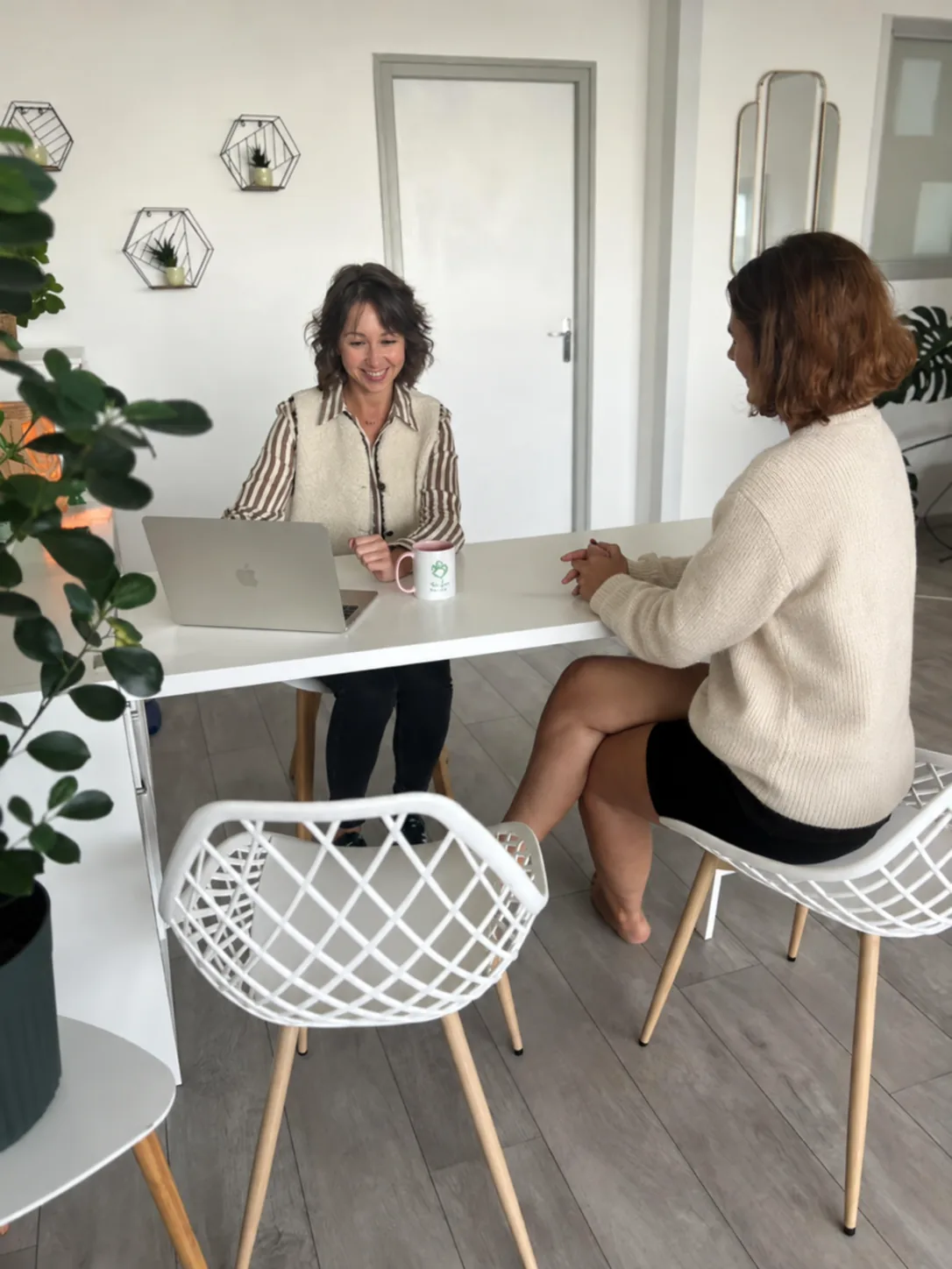 Oksana, naturopathe à Bayonne, souriante en consultation dans son cabinet du Pôle Santé du Forum