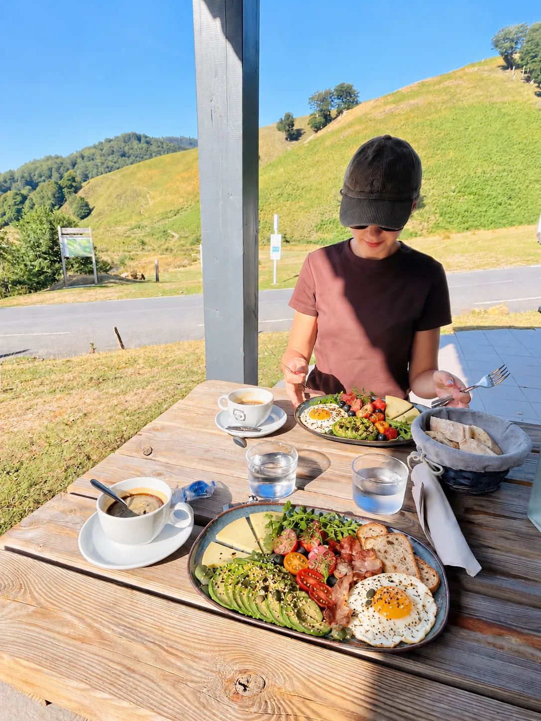 Petit-déjeuner équilibré en terrasse, face à la montagne basque